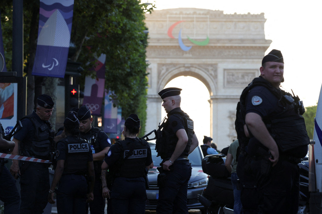 Un policía herido en un ataque con cuchillo en los Campos Elíseos de París. Foto: Reuters