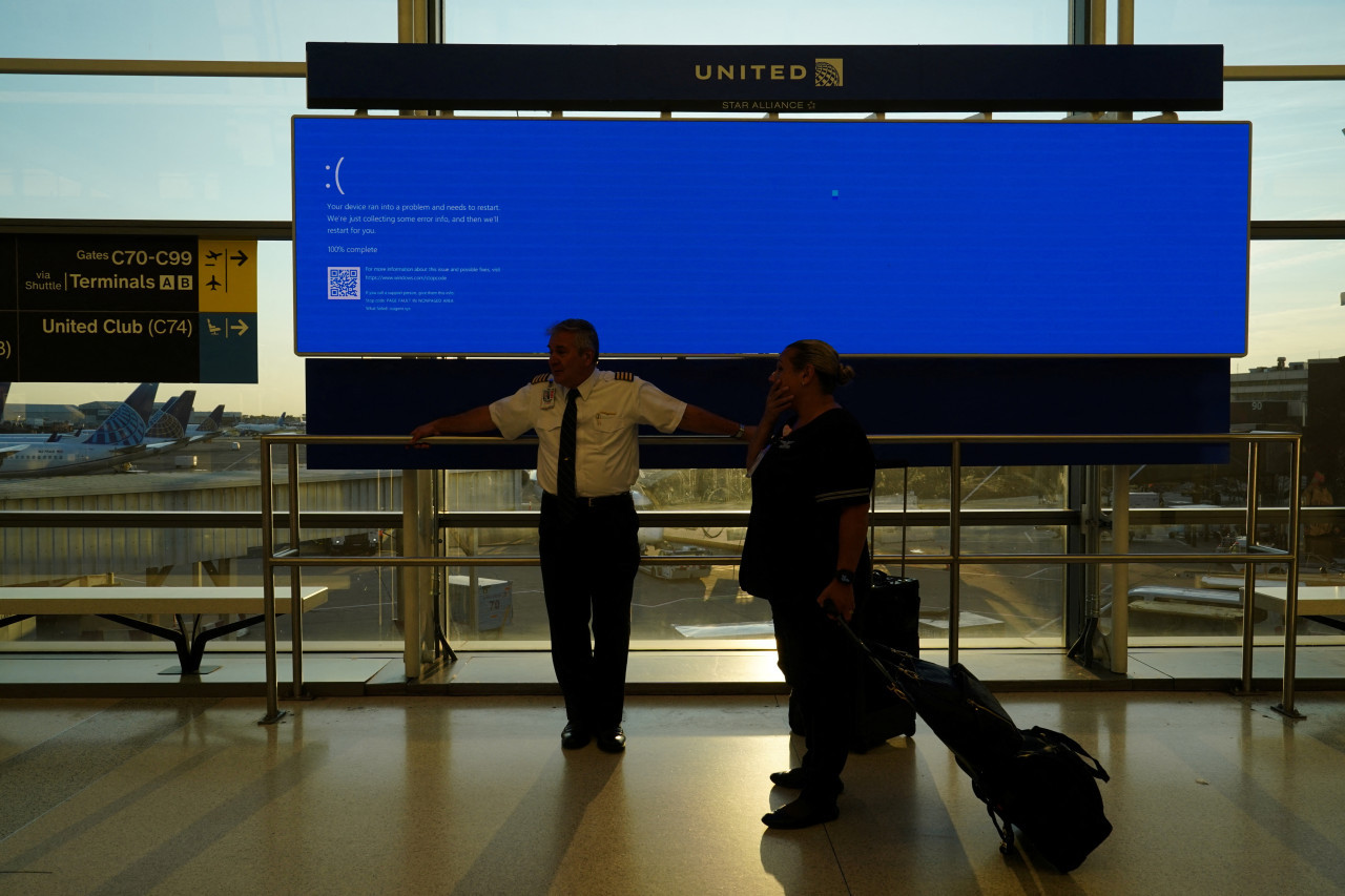 Complicaciones en aeropuertos por falla informática de Windows. Foto: Reuters.