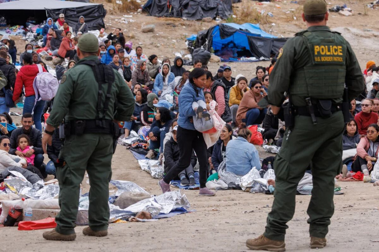 Migrantes intentando cruzar la frontera de EEUU. Foto: Reuters