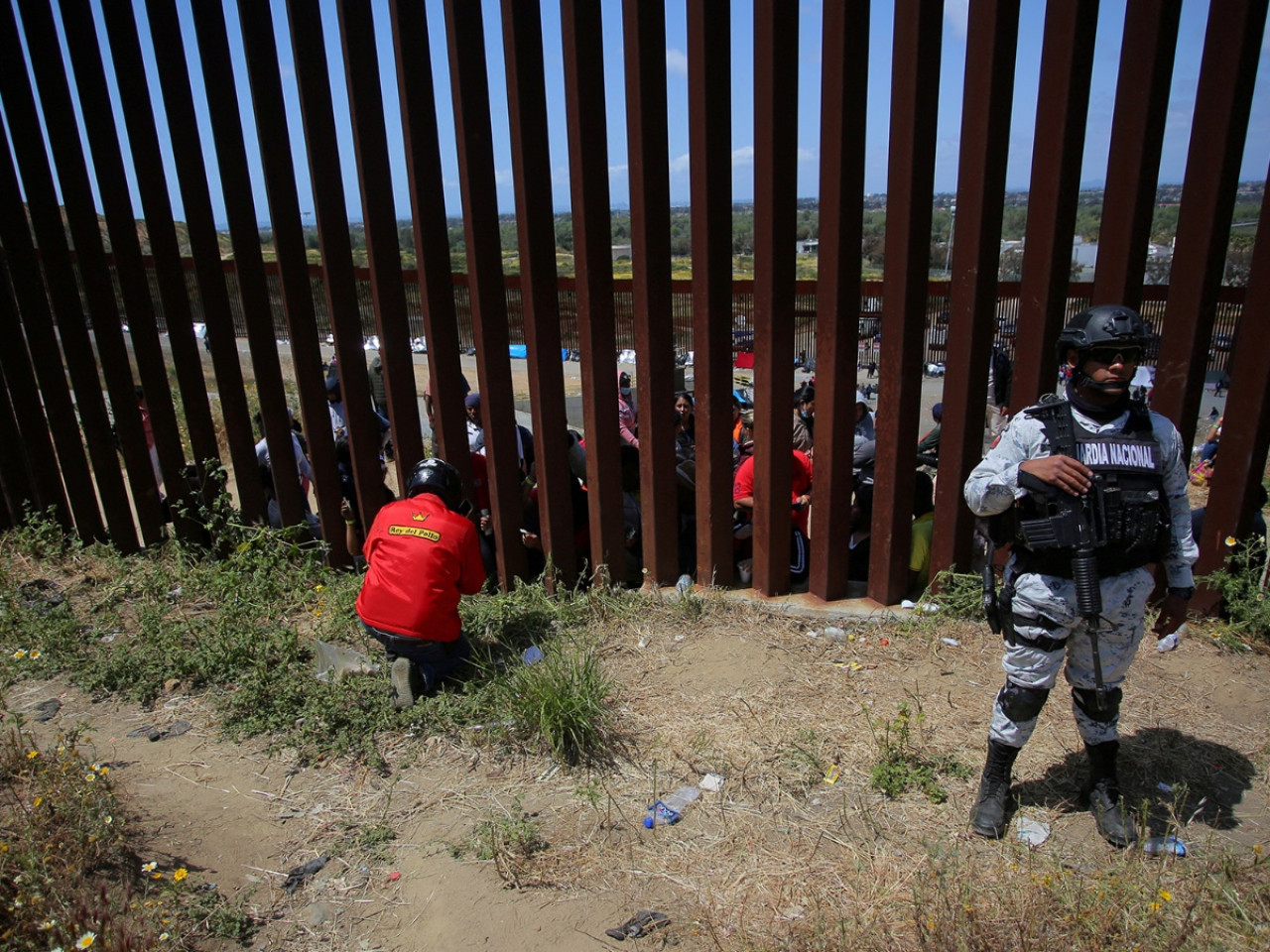 Migrantes intentando cruzar la frontera de EEUU. Foto: Reuters