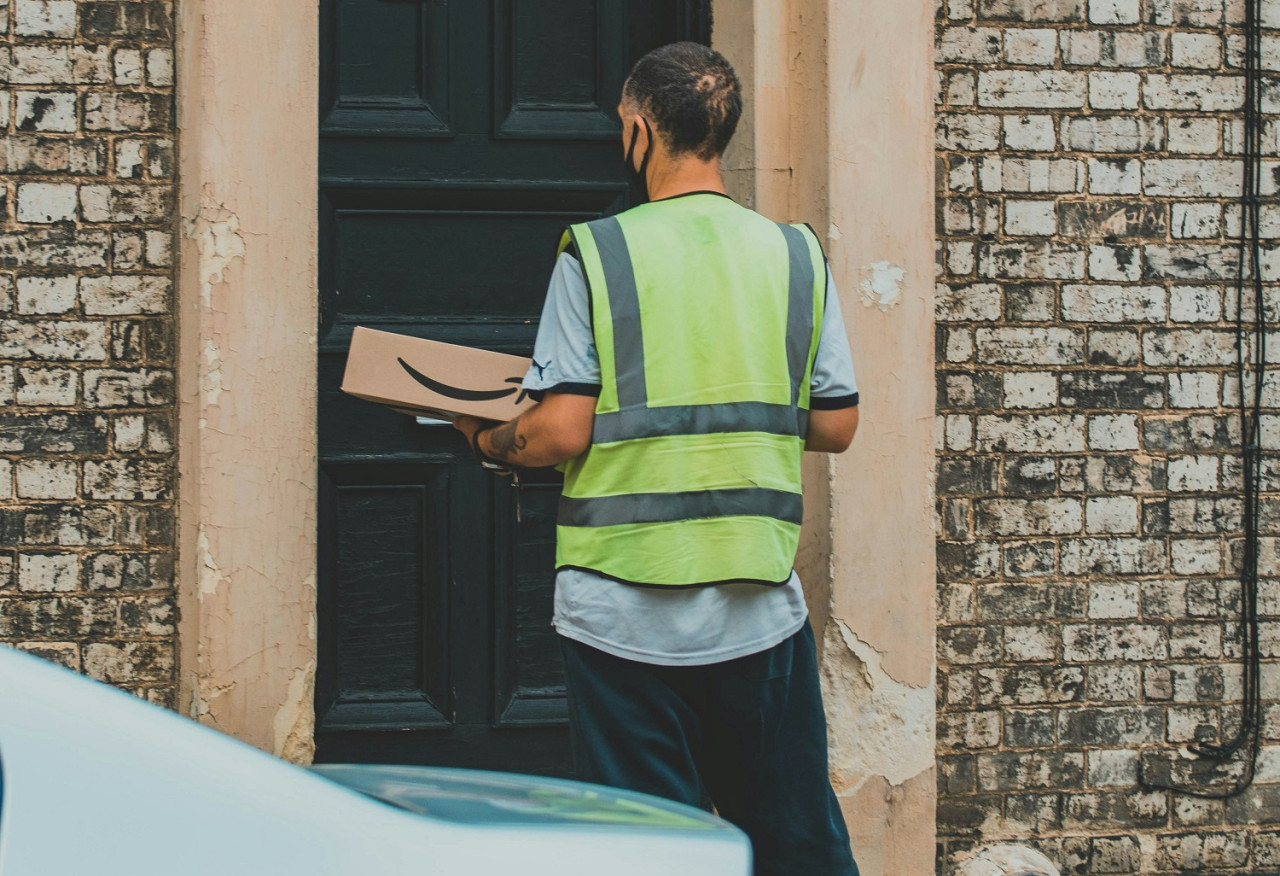 Entrega de paquete; importación. Foto: Unsplash