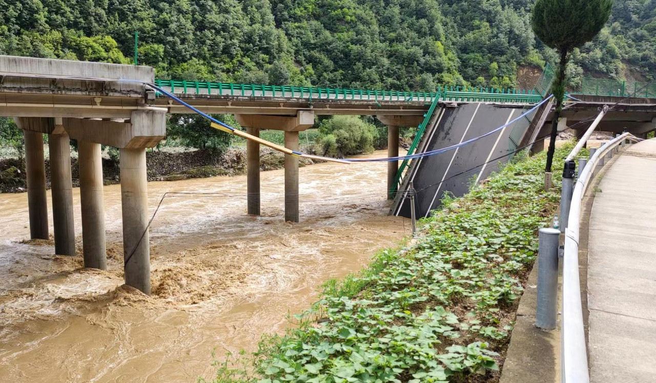 Derrumbe fatal de un puente en China. Foto: EFE.