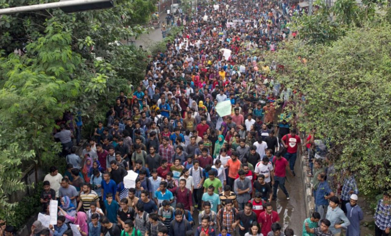 Miles de personas se manifiestan en las calles de Bangladesh. Foto: X.