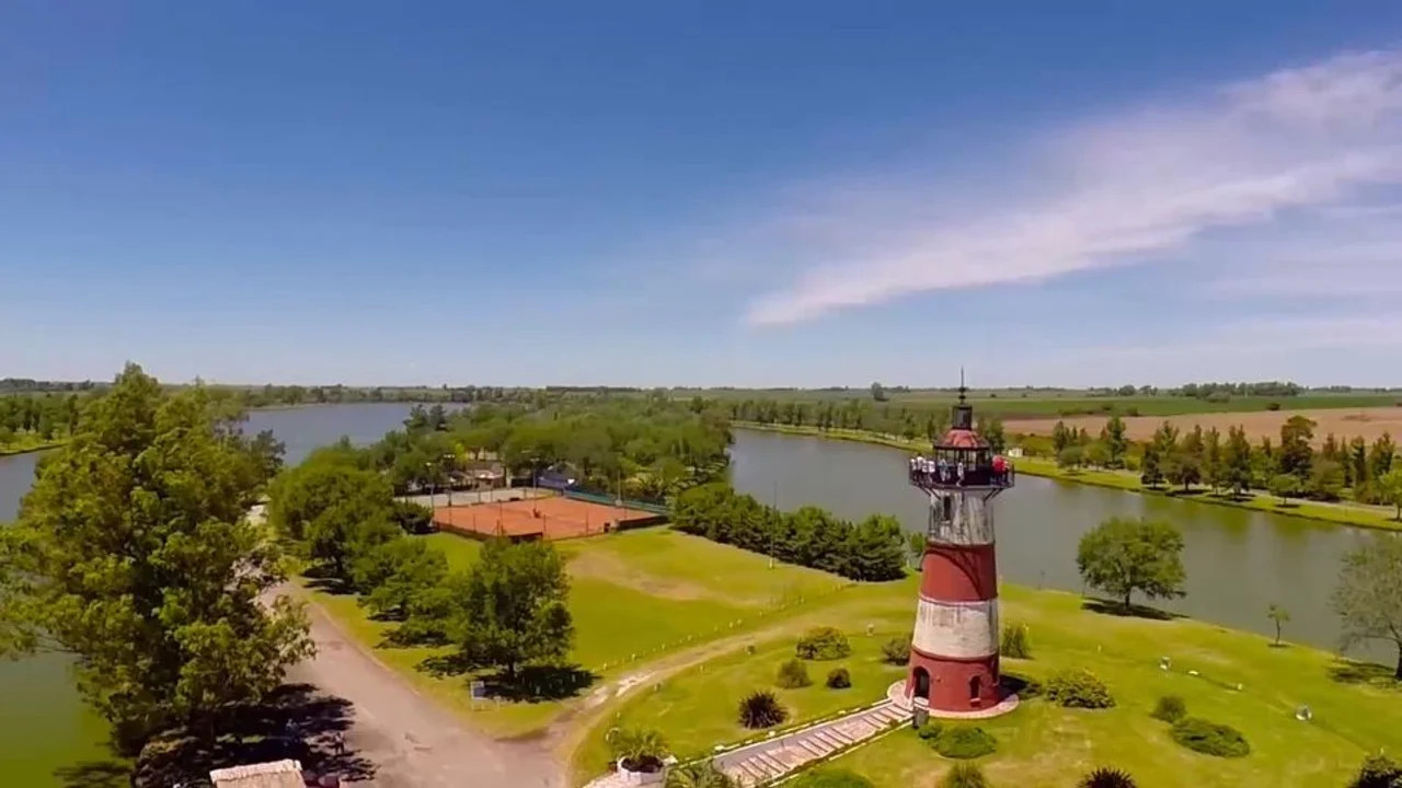 El pueblo que tiene un "faro marítimo" sobre una laguna artificial. Foto: NA