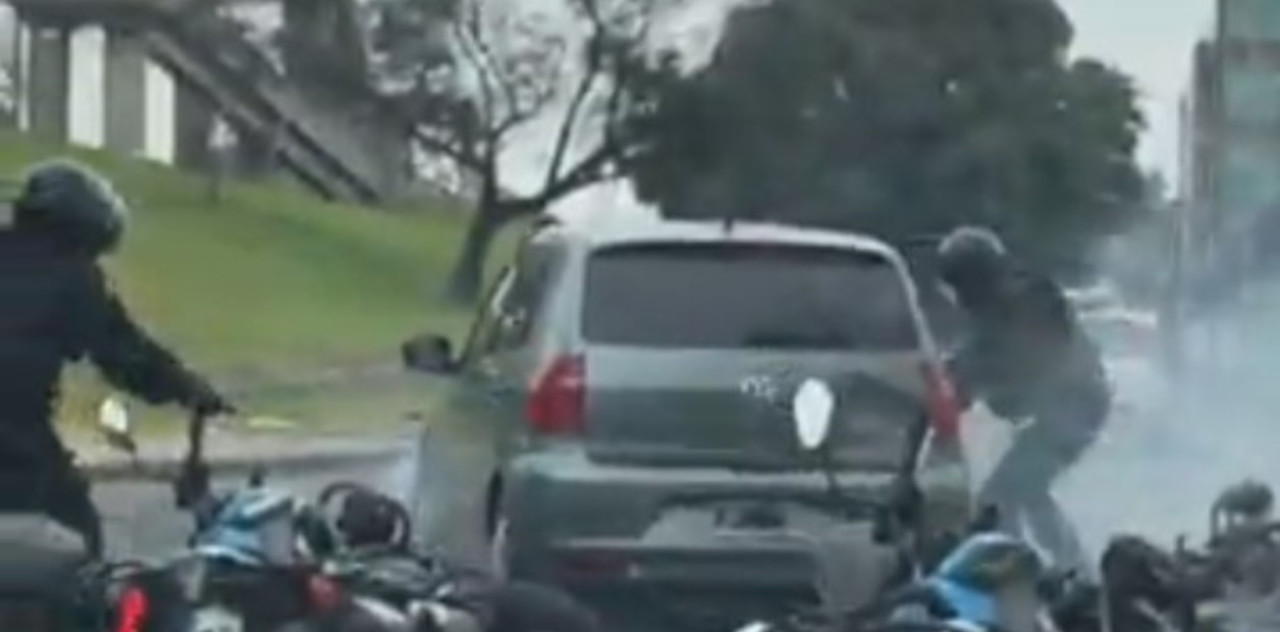 Los policías efectuaron tiros contra el vehículo robado. Foto: captura de video.