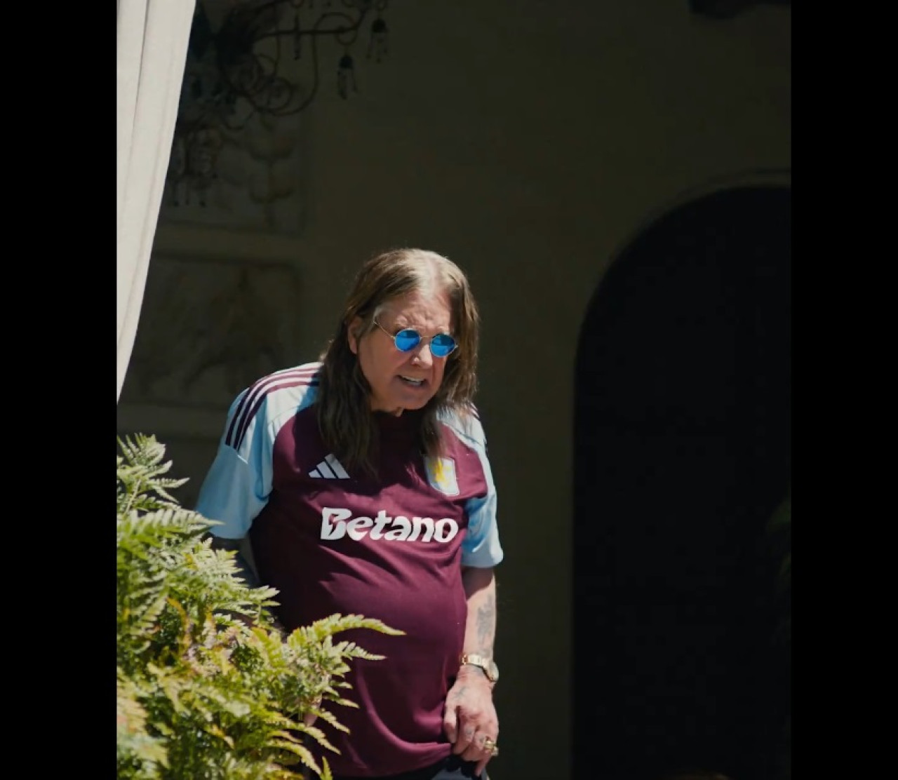 Ozzy Osbourne en el video del Aston Villa. Foto: Captura video.