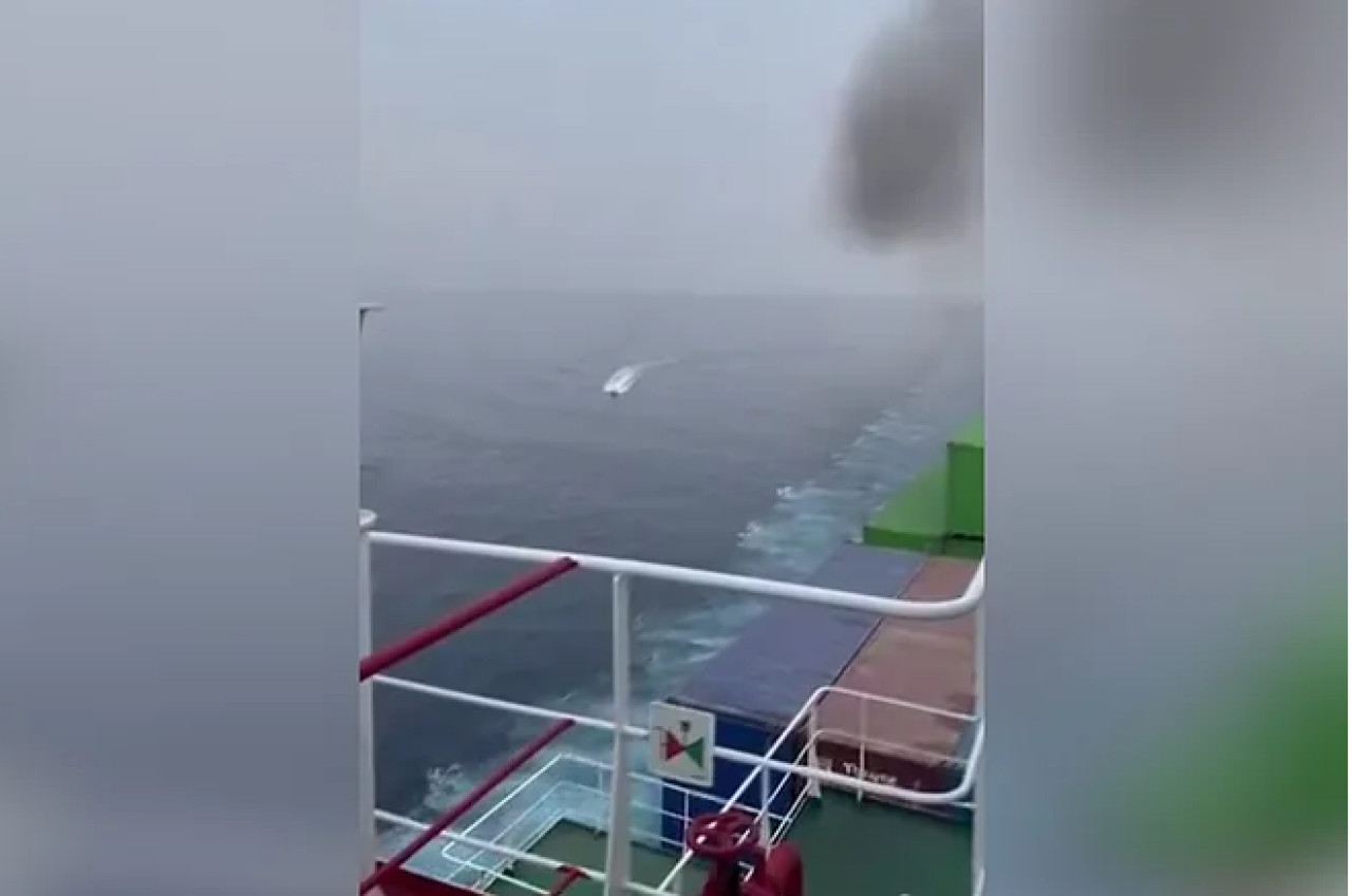 Un barco hunde una lancha pirata cuando intentaba abordarles. Foto: Captura de pantalla X.