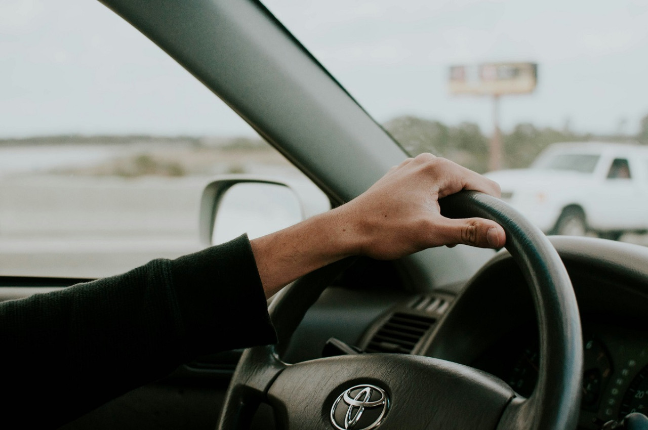 Autos; conducir; manejar. Foto: Unsplash.