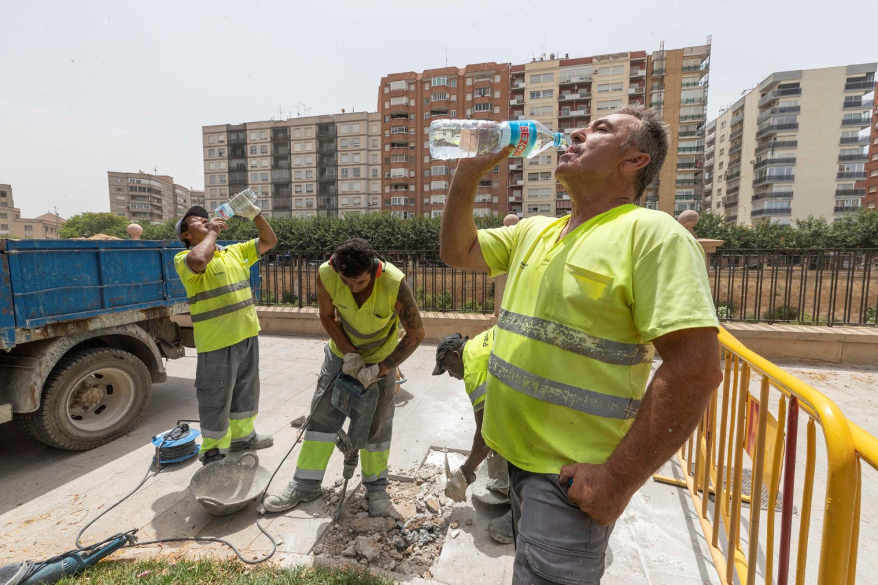 Trabajadores y el impacto del cambio climático. Foto: EFE