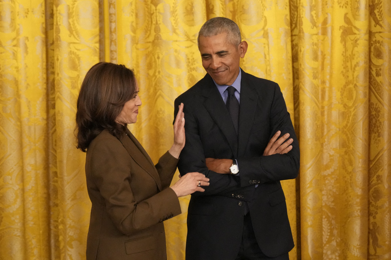 Kamala Harris junto a Barack Obama. Foto: Reuters.