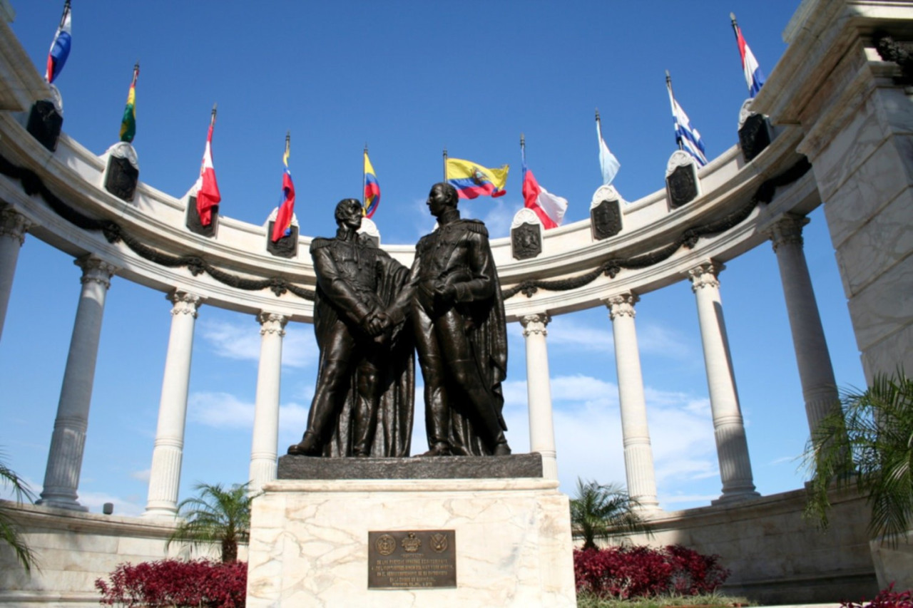 En Guayaquil se encuentra un monumento que recuerda el encuentro entre los próceres latinoamericanos