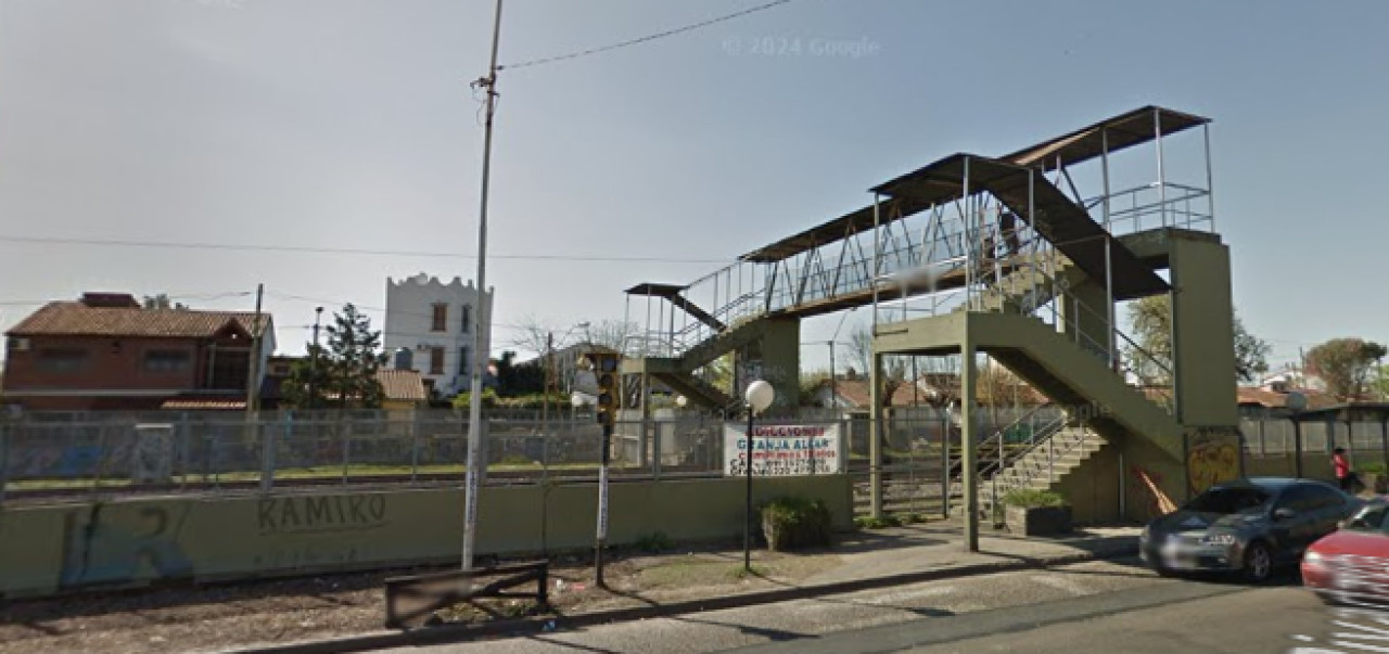 El puente de la intersección entre Rivadavia y Casacuberta, en Castelar. Foto: Google Street View.