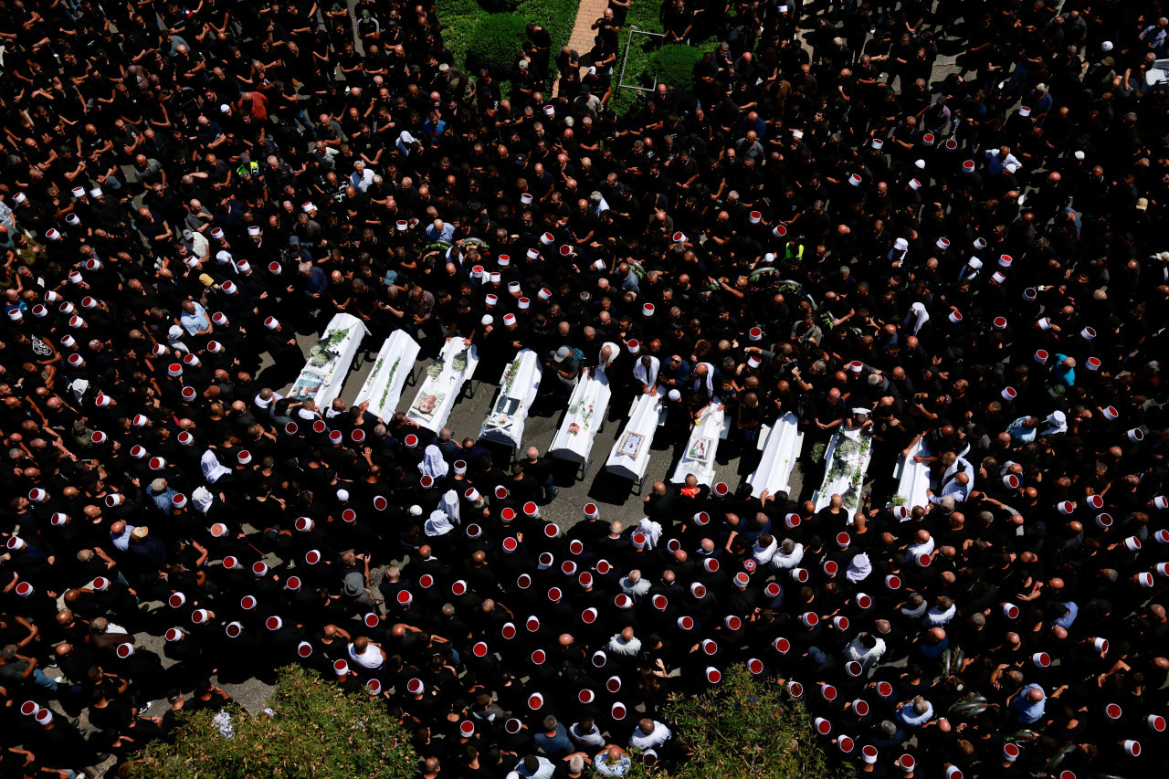 Funeral de los niños muertos en el ataque de Hezbollah contra una cancha de fútbol. Foto: Reuters.