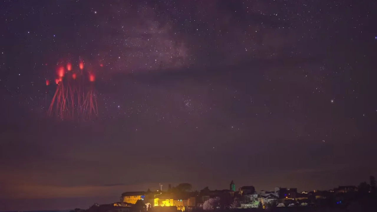 Los duendes rojos captados por encima de la ciudad. Foto: NA.