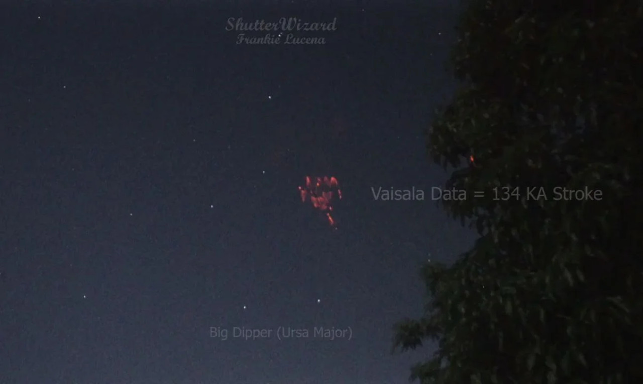 Duendes rojos fotografiados cerca de la Osa Mayor durante una fuerte tormenta eléctrica, justo al noroeste de Puerto Rico. Foto: NA.