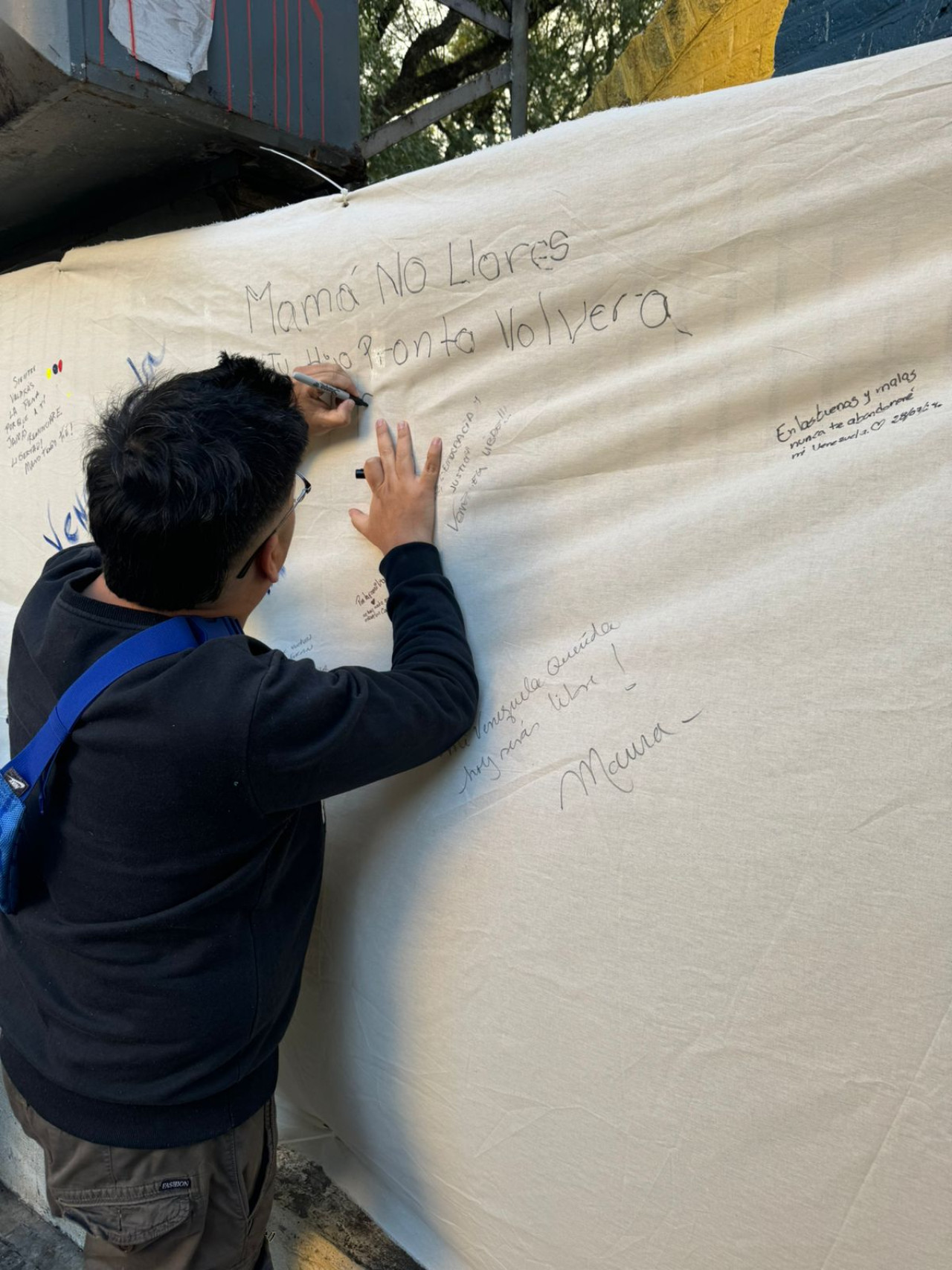 Venezolanos en Argentina firman el mural después de votar. Foto: Gabriel Bastidas