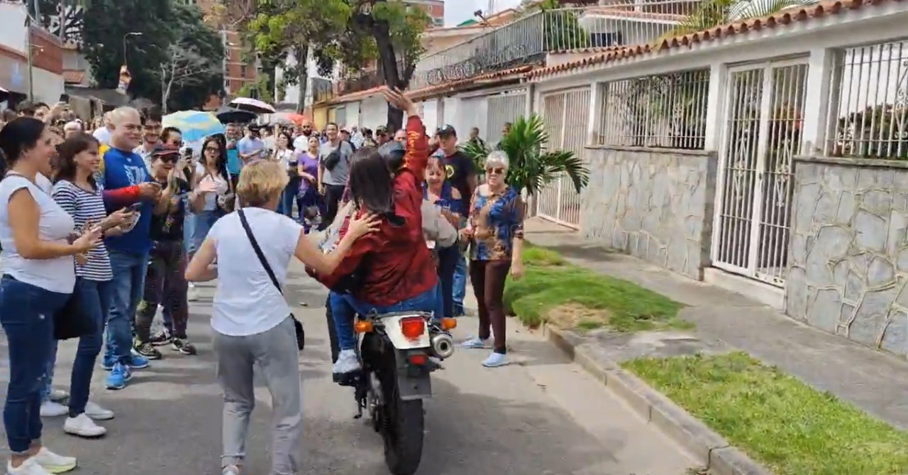 María Corina Machado fue recibida por simpatizantes en su recorrido por puntos de votación. Foto: Captura video.