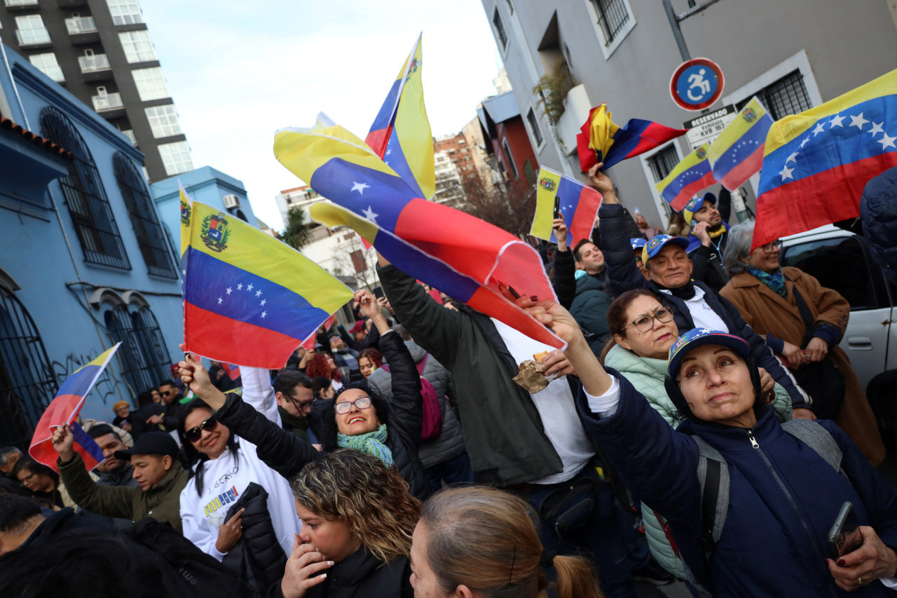 Emoción en la Embajada de Buenos Aires por las elecciones en Venezuela. Foto: Reuters.