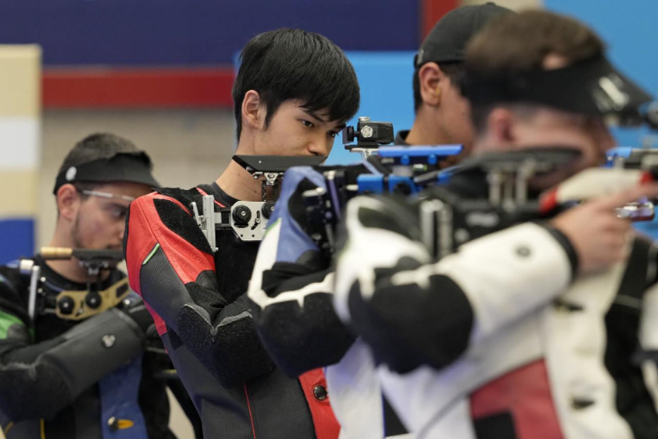 El chino Sheng Lihao ganó el oro en la prueba de rifle de aire 10 metros. Foto: X.