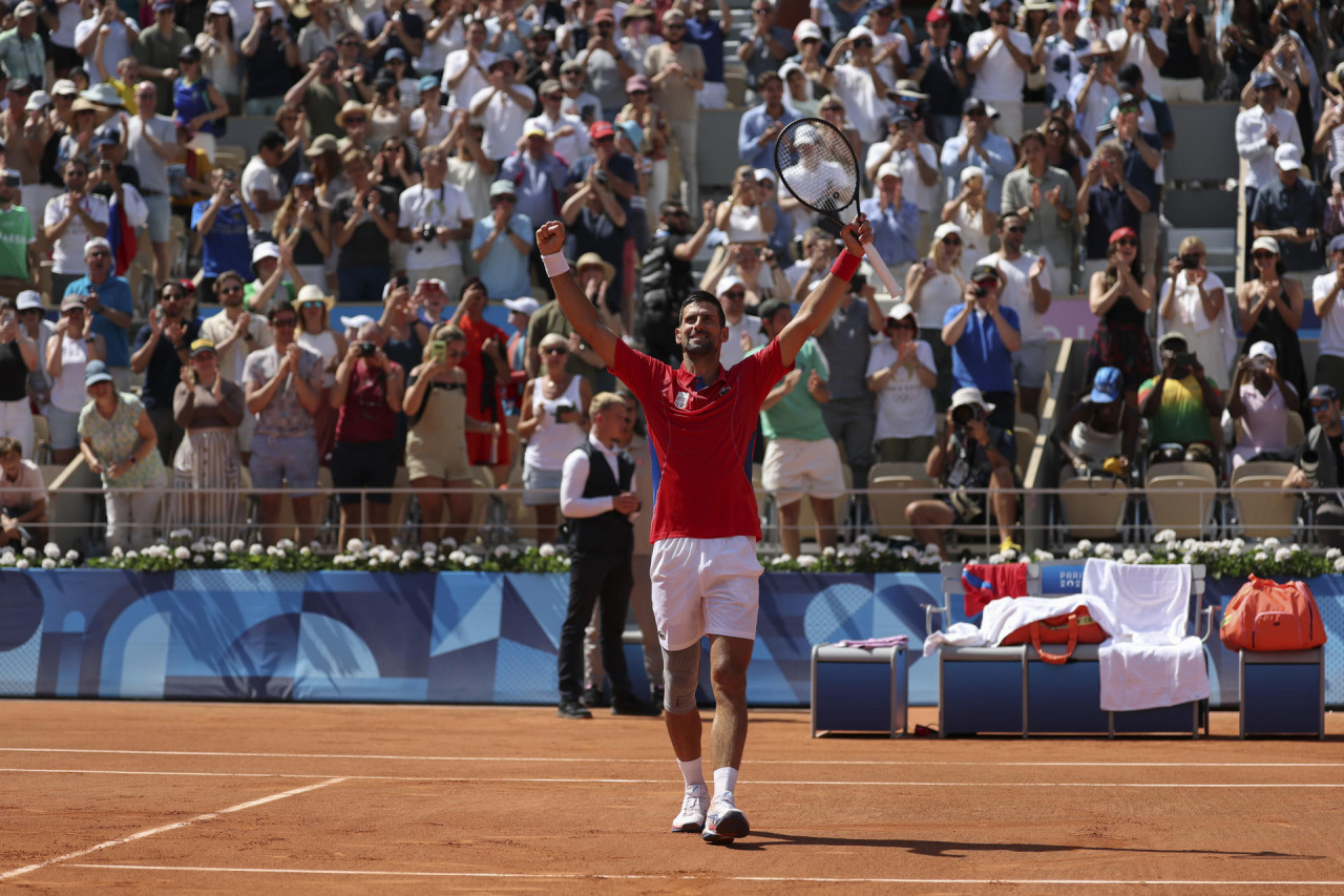 El tenista serbio Novak Djokovic celebra tras imponerse al español Rafa Nadal en el partido celebrado en el marco de los Juegos Olímpicos de París, este lunes. Foto: EFE/ Juanjo Martín