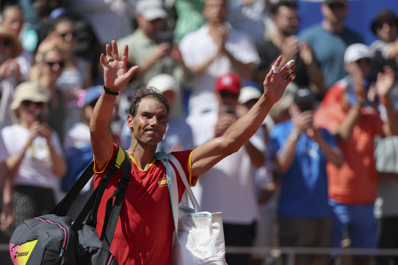 El tenista español Rafa Nadal se despide del público tras caer ante el serbio Novak Djokovic en el partido celebrado en el marco de los Juegos Olímpicos de París, este lunes. EFE/ Juanjo Martín.