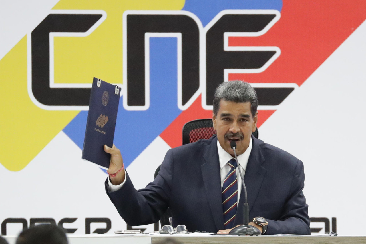 Entrega del acta de juramentación del presidente electo de Venezuela. Foto: EFE.