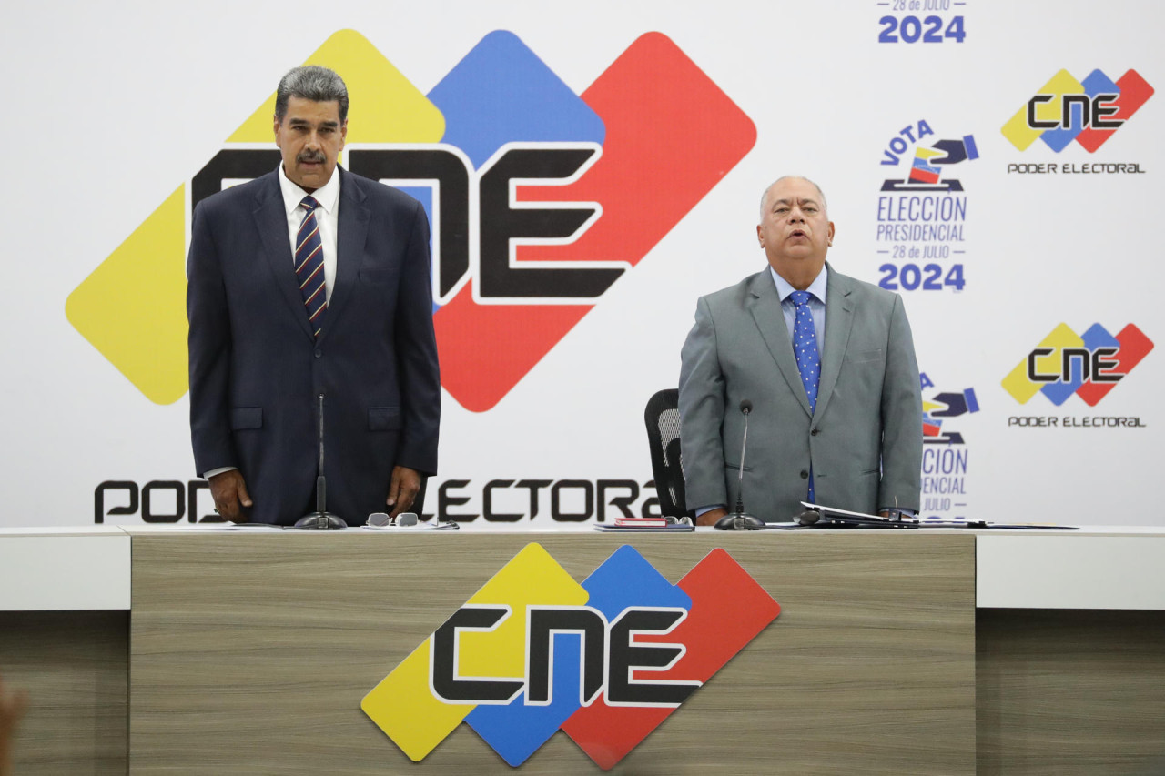 Nicolás Maduro junto al presidente del Consejo Nacional Electoral. Foto: EFE.