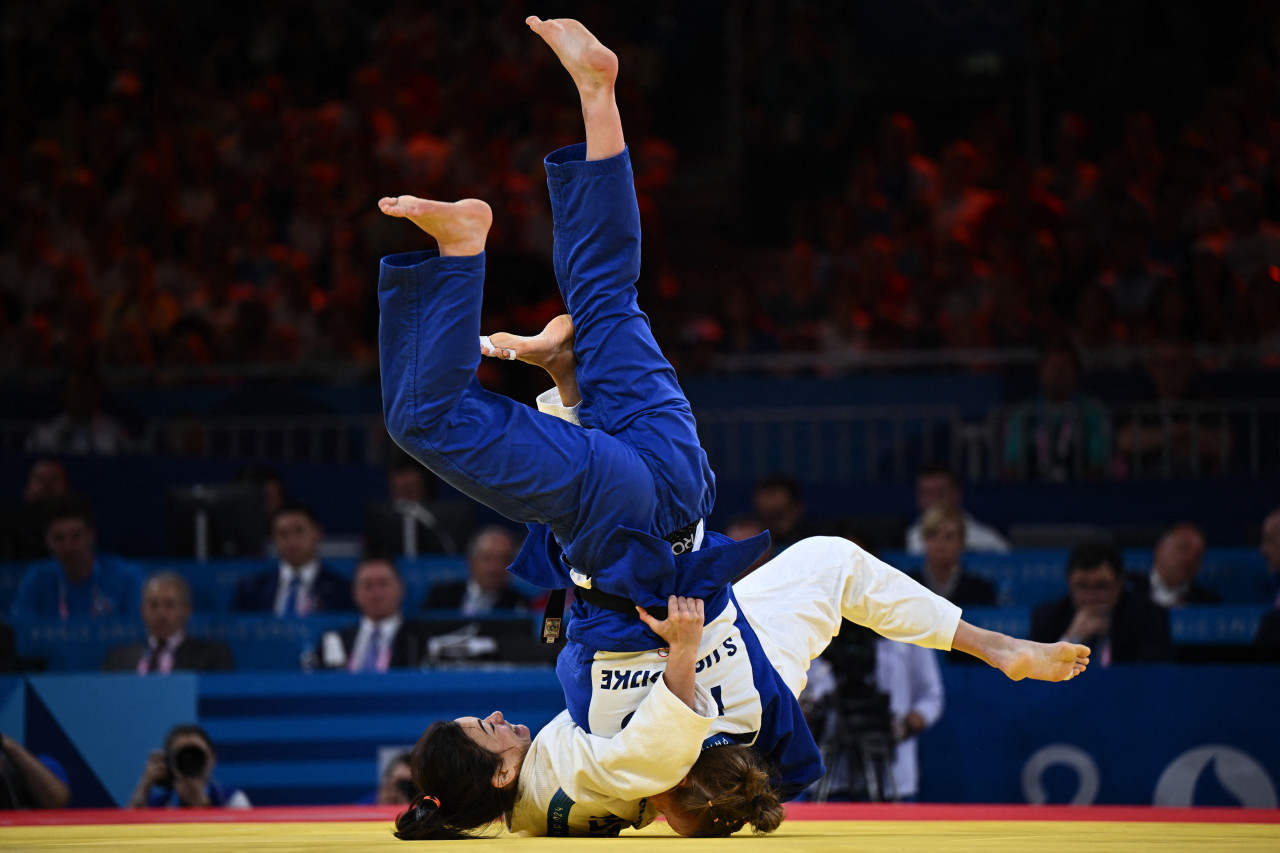 Judo - Mujeres - 70 kg Competencia por la medalla de bronce B - Gabriella Willems de Bélgica en acción contra Sanne van Dijke de Holanda. REUTERS/Arlette Bashizi