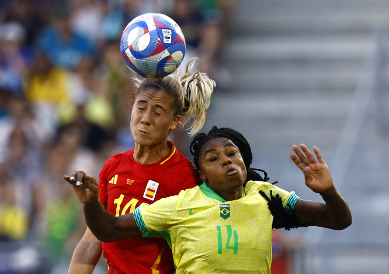 Fútbol - Brasil vs España - Laia Aleixandri de España en acción con Ludmila de Brasil. REUTERS/Susana Vera