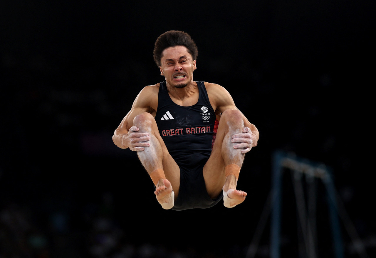 Gimnasia artística - Final del concurso completo masculino - Jake Jarman de Gran Bretaña en acción en el ejercicio de suelo. REUTERS/Amanda Perobelli