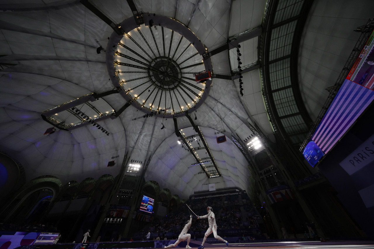 Esgrima - Sable masculino por equipos, puestos 7-8 - Mitchell Saron de Estados Unidos en acción contra Shaul Gordon de Canadá. REUTERS/Albert Gea