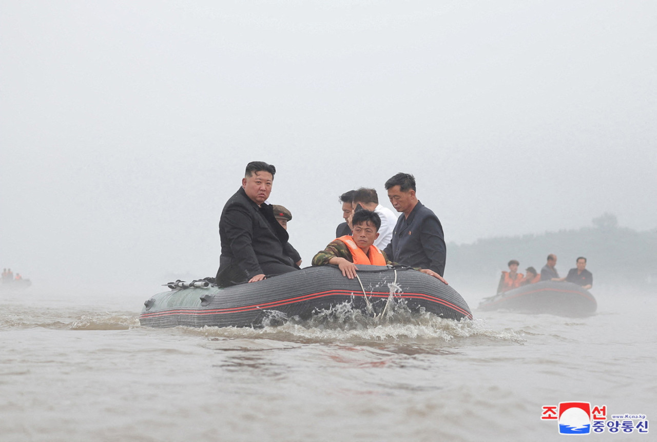 Kim Jong-un recorriendo las inundaciones en Corea del Norte. Foto: Reuters.