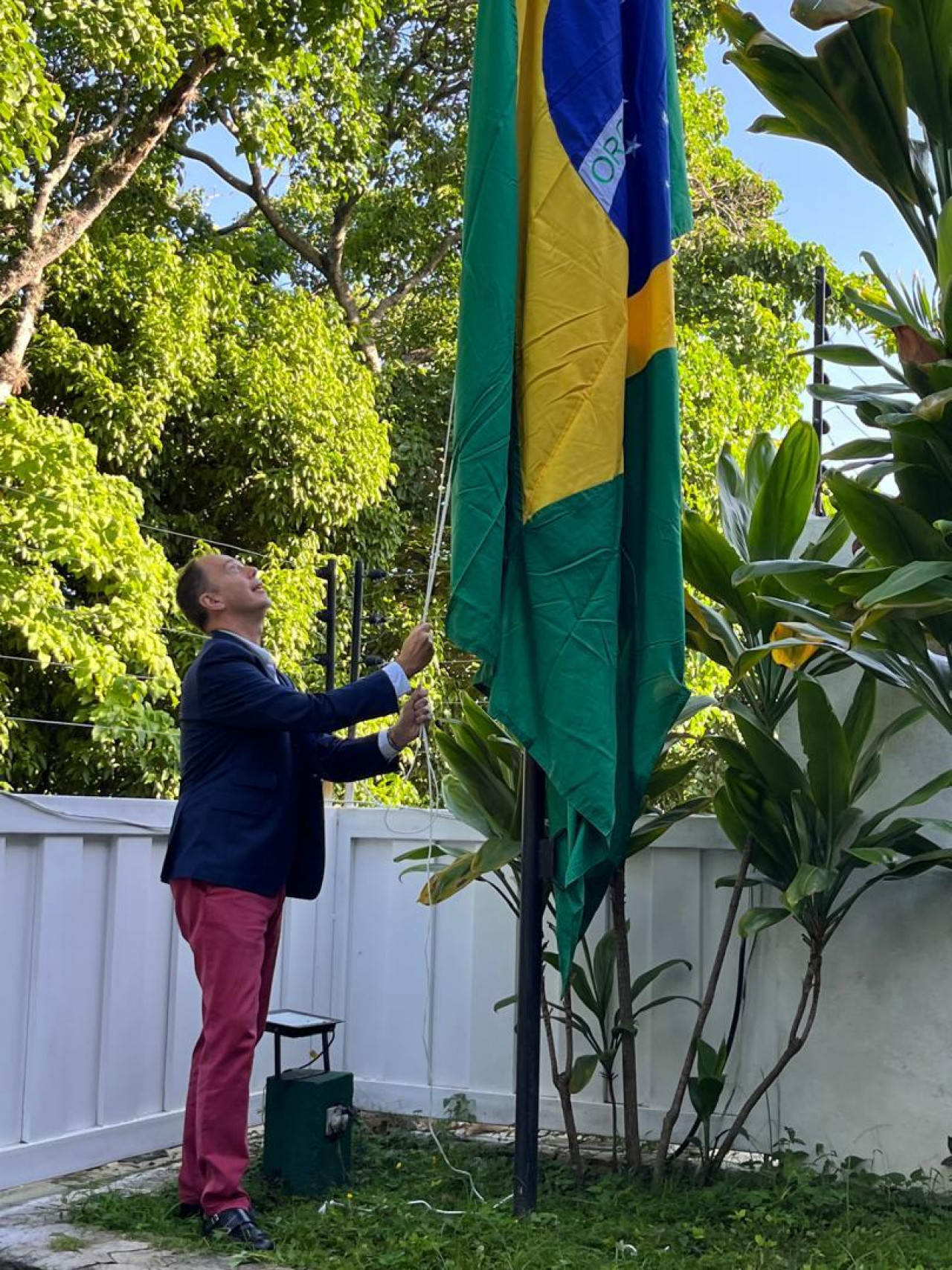 Izan la bandera de Brasil en la residencia de la embajada de Argentina en Caracas.