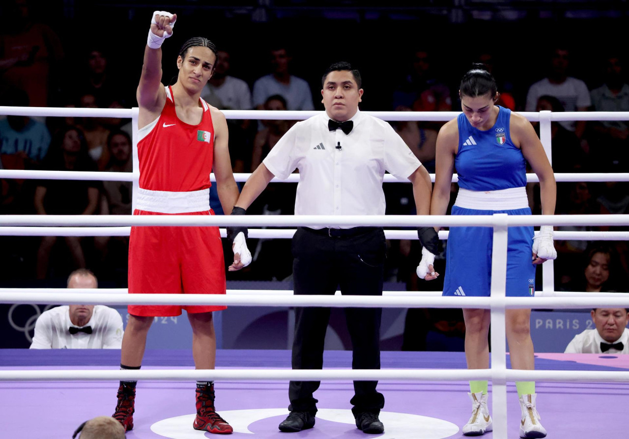 Imane Khelif derrotó a Ángela Carin y desató la polémica. Foto: EFE.