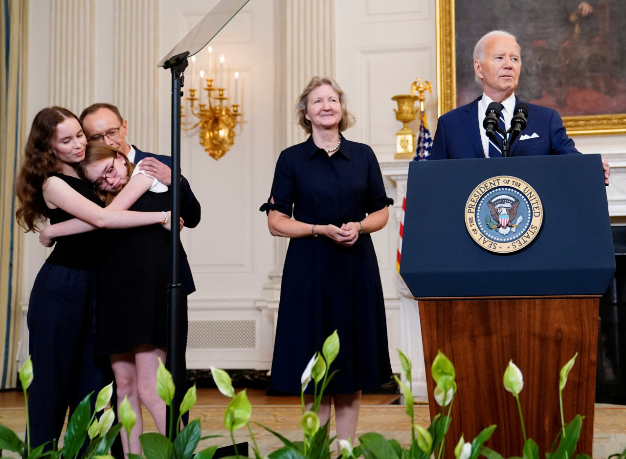 Joe Biden junto a familiares de presos del intercambio con Rusia. Foto: REUTERS.