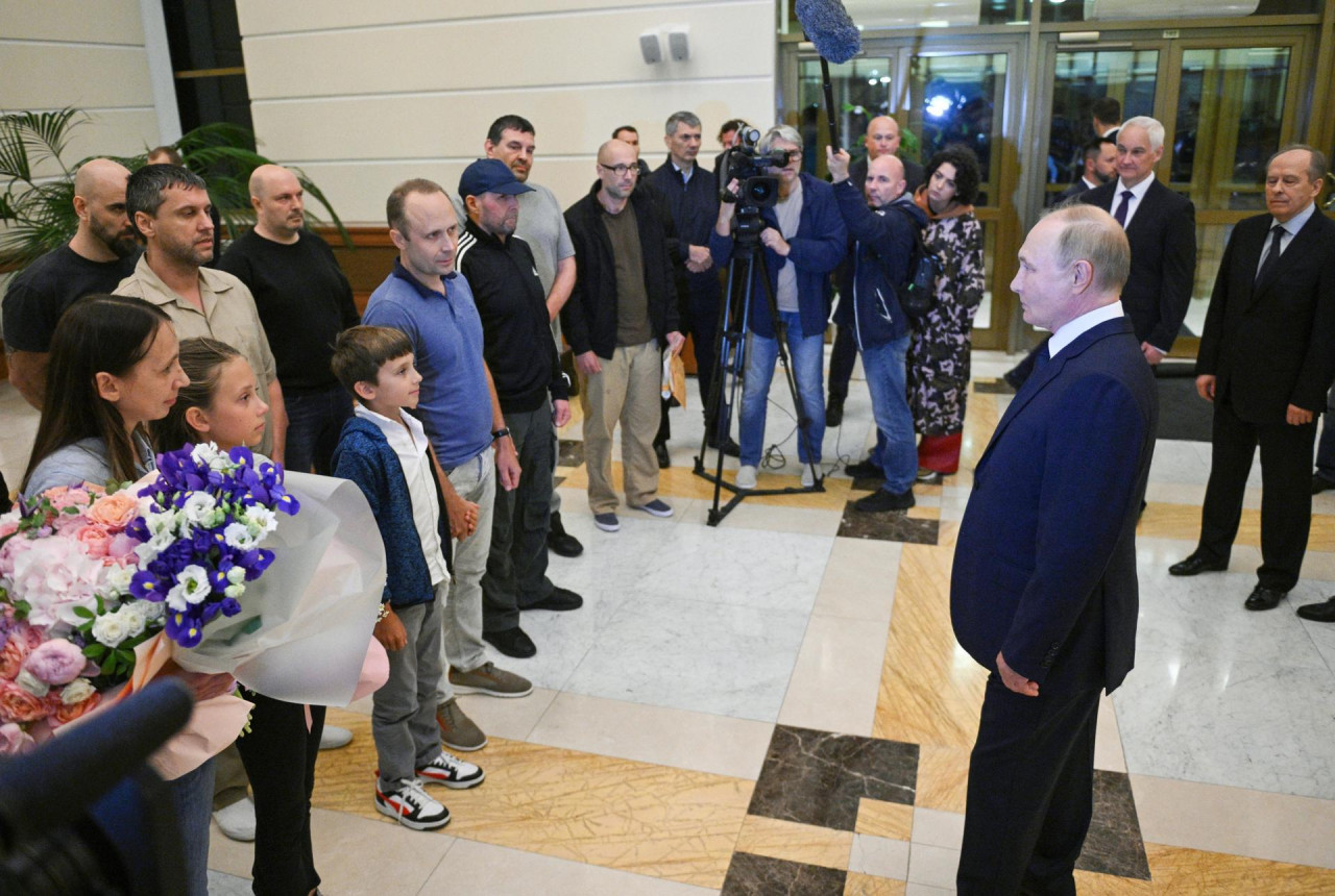 Vladimir Putin recibió en Moscú a los presos del intercambio con Occidente. Foto: EFE.