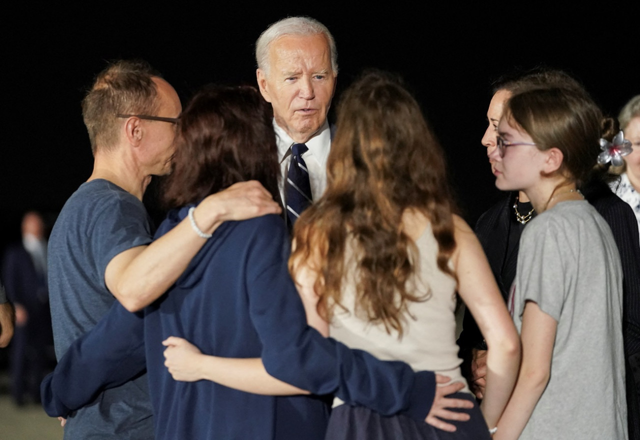 Biden y Harris reciben los presos liberados en el intercambio con Rusia. Foto: Reuters