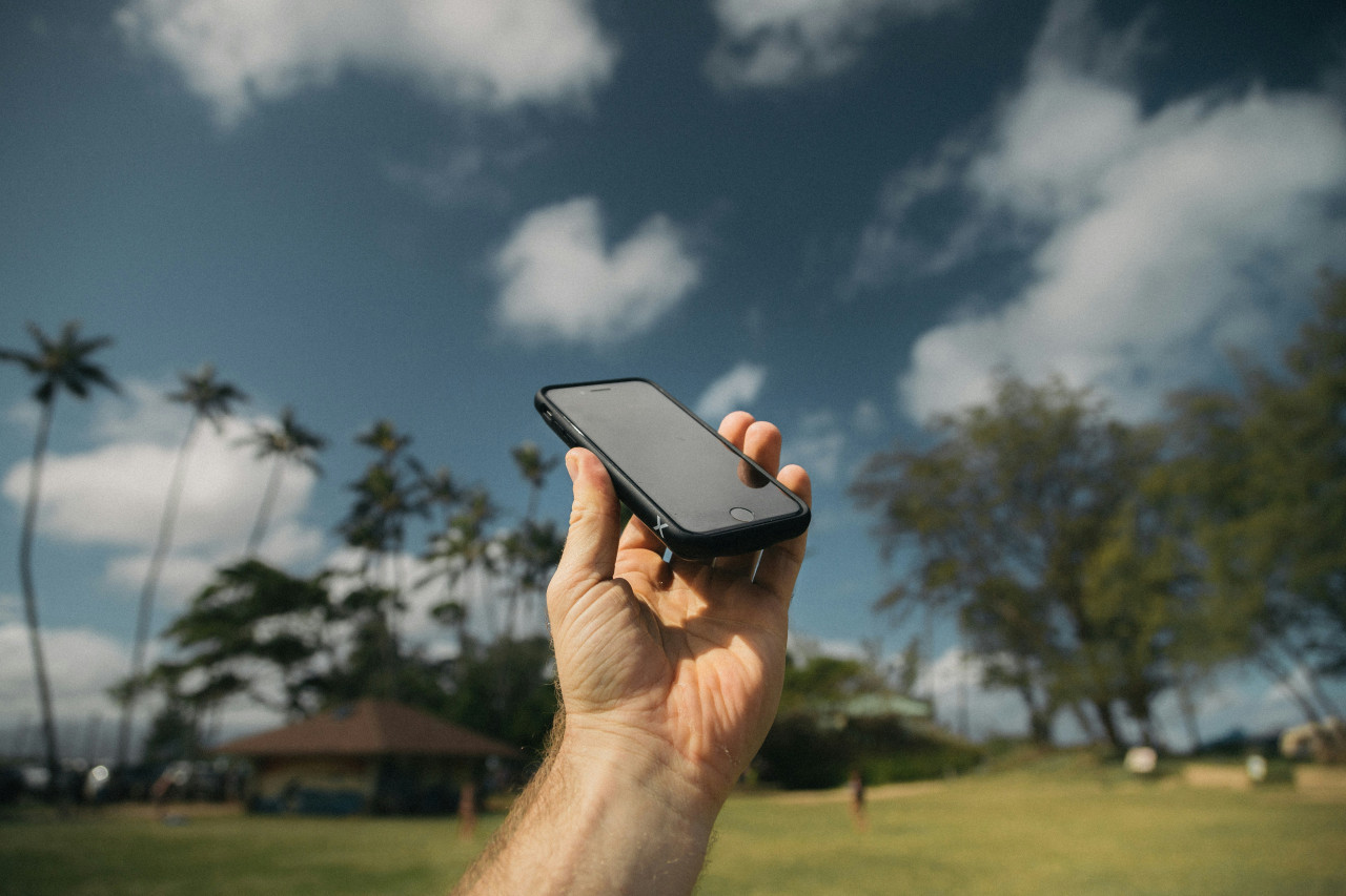 Celular, micrófono. Foto: Unsplash.