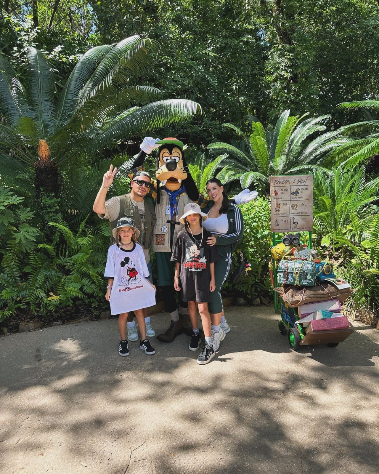 Wanda Nara en Disney con sus hijas y Kennys Palacios. Foto: Instagram.