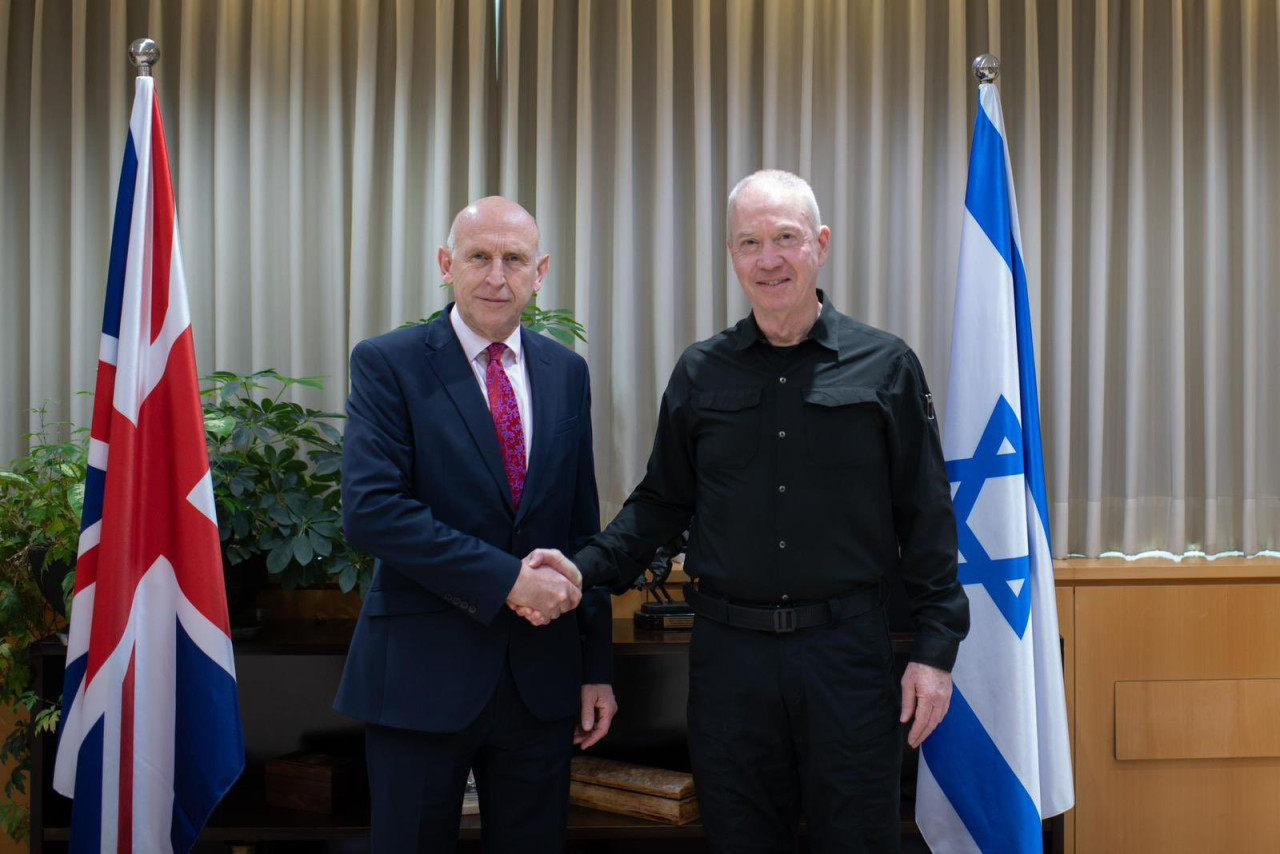 El ministro israelí de Defensa, Yoav Gallant, y el secretario de Defensa británico, John Healey. Foto: X @yoavgallant