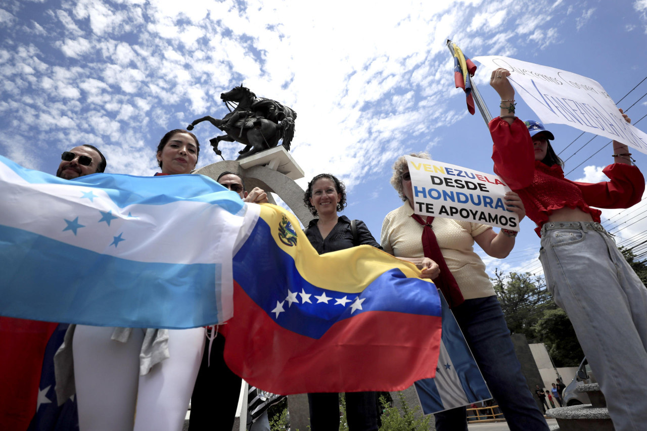 Venezolanos en Honduras protestan contra el resultado de las elecciones. Foto: EFE