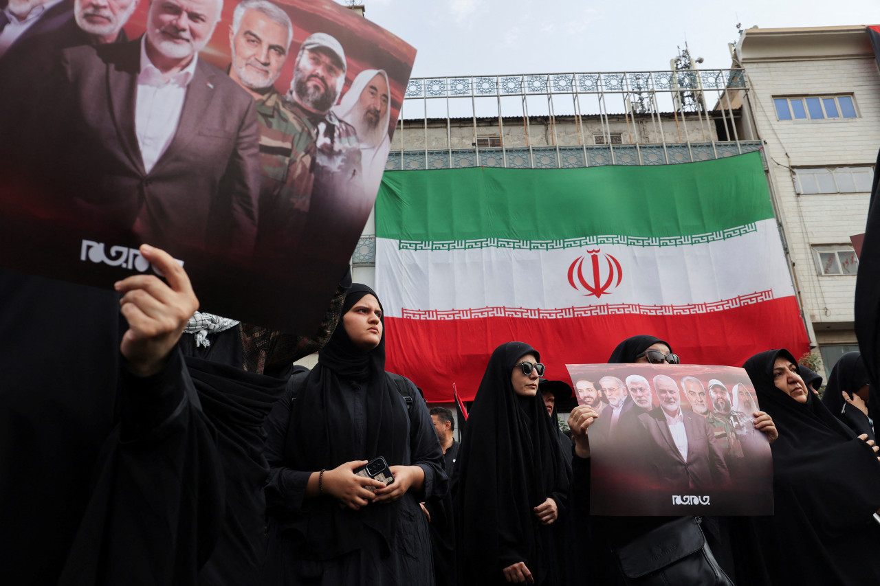 Iraníes asisten al cortejo fúnebre del asesinado jefe de Hamás. Foto: Reuters.