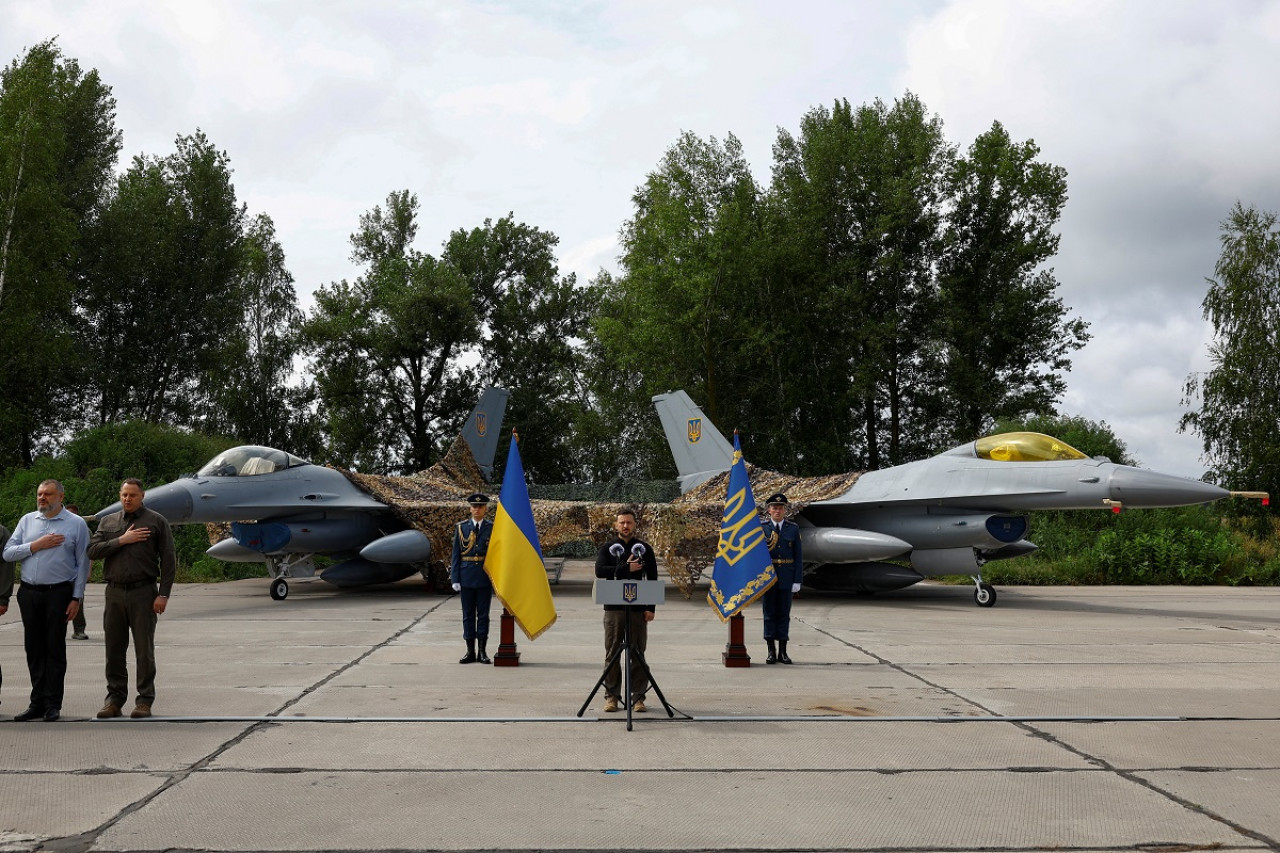 Volodímir Zelenski junto a los aviones F-16 que recibió Ucrania. Foto: Reuters.