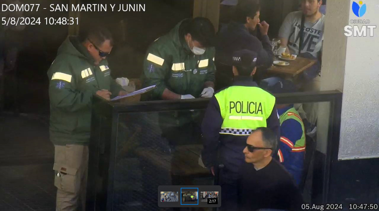 Personal de la policía de San Miguel de Tucumán tras la agresión del taxista al agente de tránsito. Foto: X @muniSMT