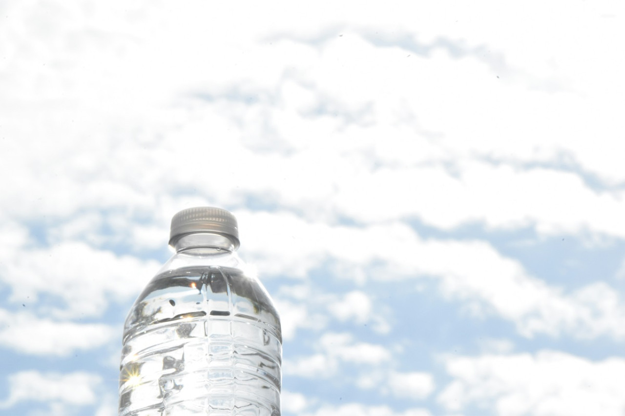 Botella de agua. Foto: Unsplash.