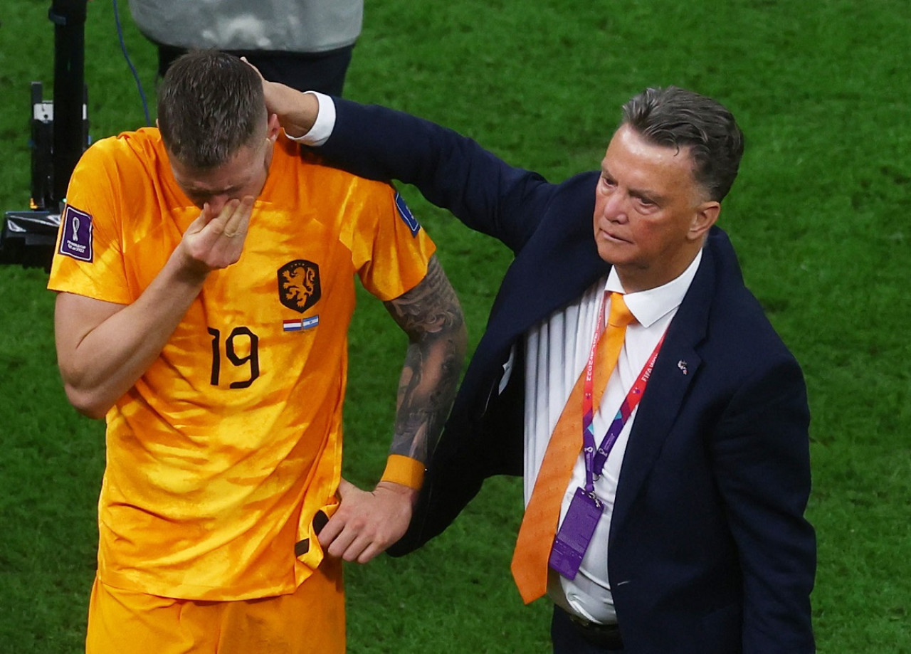 Louis Van Gaal (derecha) junto a Wout Weghorst. Foto: Reuters.