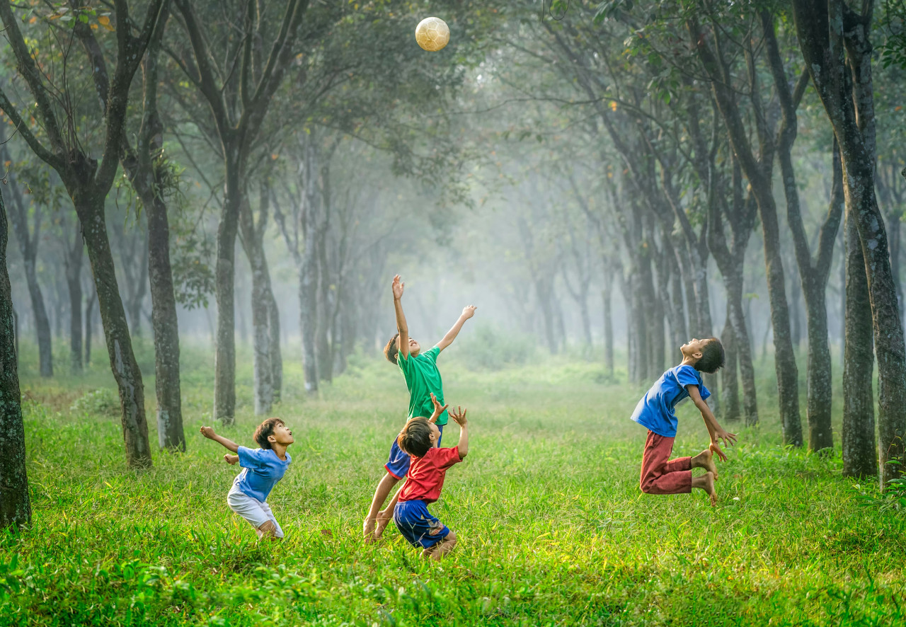 Jugar al aire libre. Foto: Unsplash.