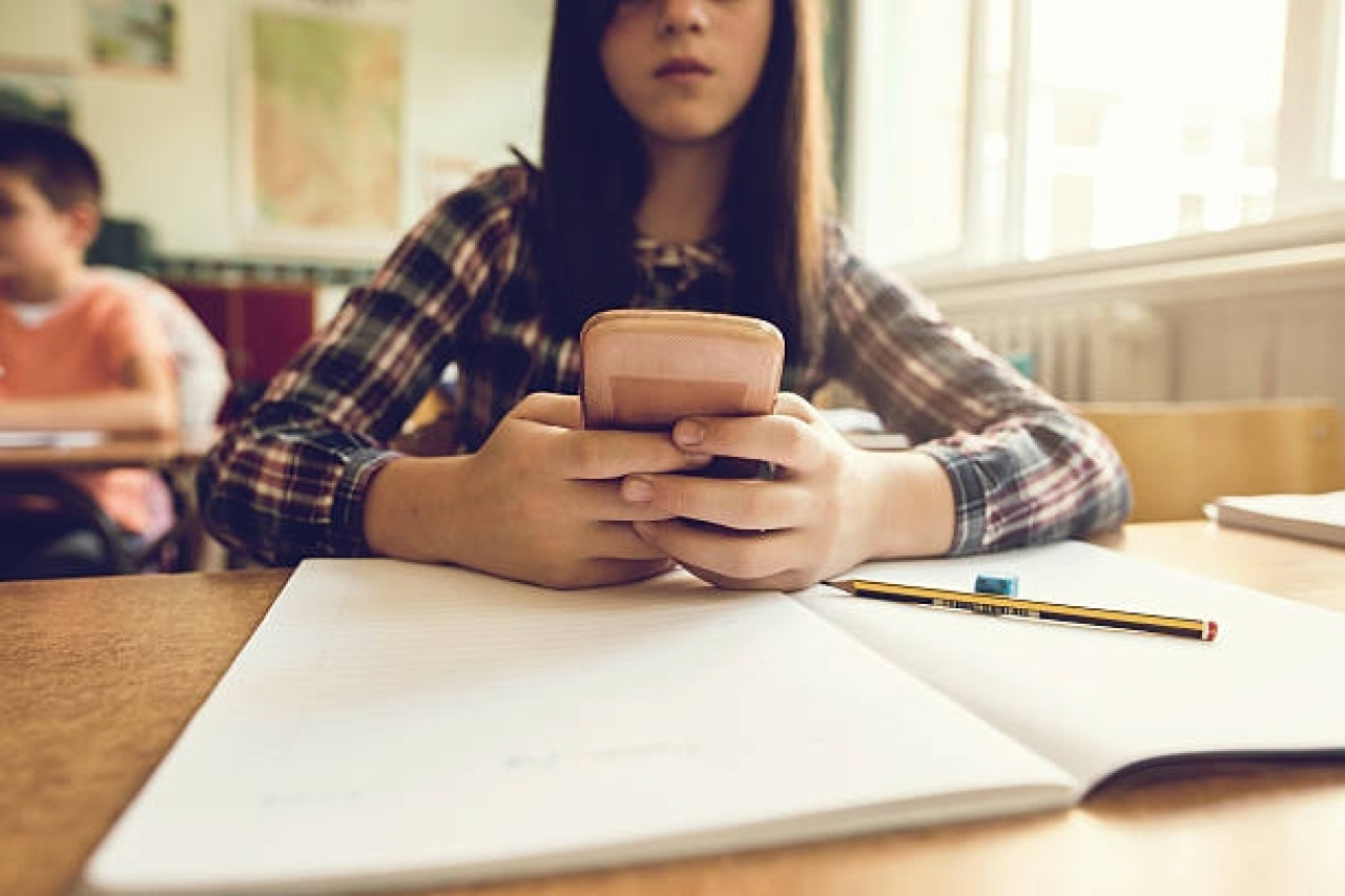 Celular, escuelas. Fuente: Pexels.