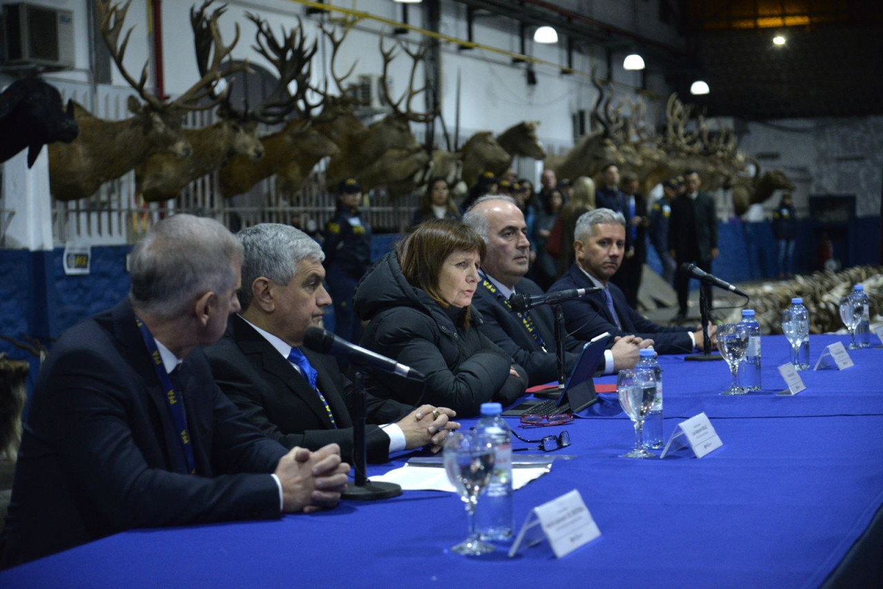 Conferencia de prensa de Patricia Bullrich del mega operativo contra una organización de caza ilegal en Argentina. Foto: X