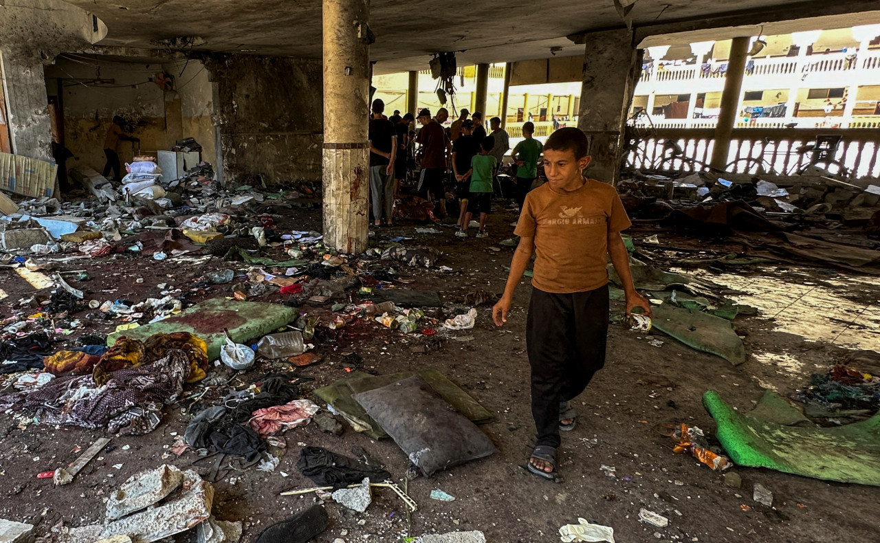 Ataque de Israel sobre una escuela de Gaza. Foto: REUTERS.